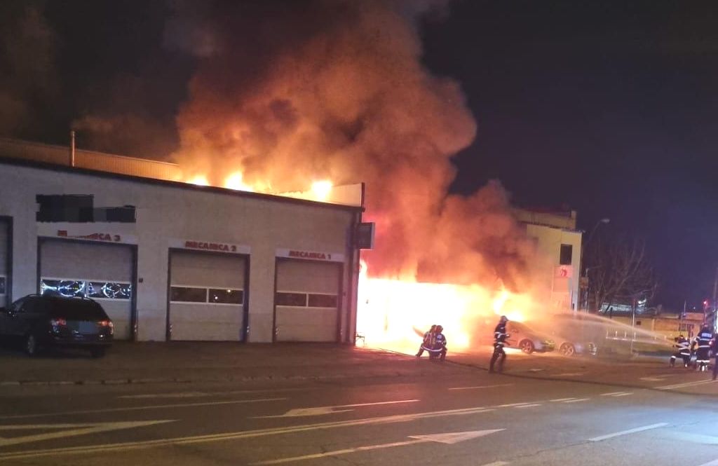 Video Incendiu Puternic La Un Service Auto Din Pite Ti